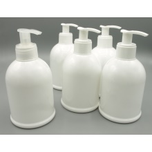 300ml bílá lahvička + bílá a čirá pumpička 4+1 ks